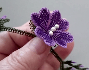 İğne Oyası Kalp Yapraklı Çiçek Yapılışı